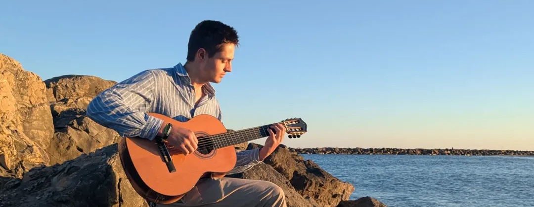 Petite improvisation, suivie dun mini shooting à la plage avec la nouvelle @kremona_guitars 